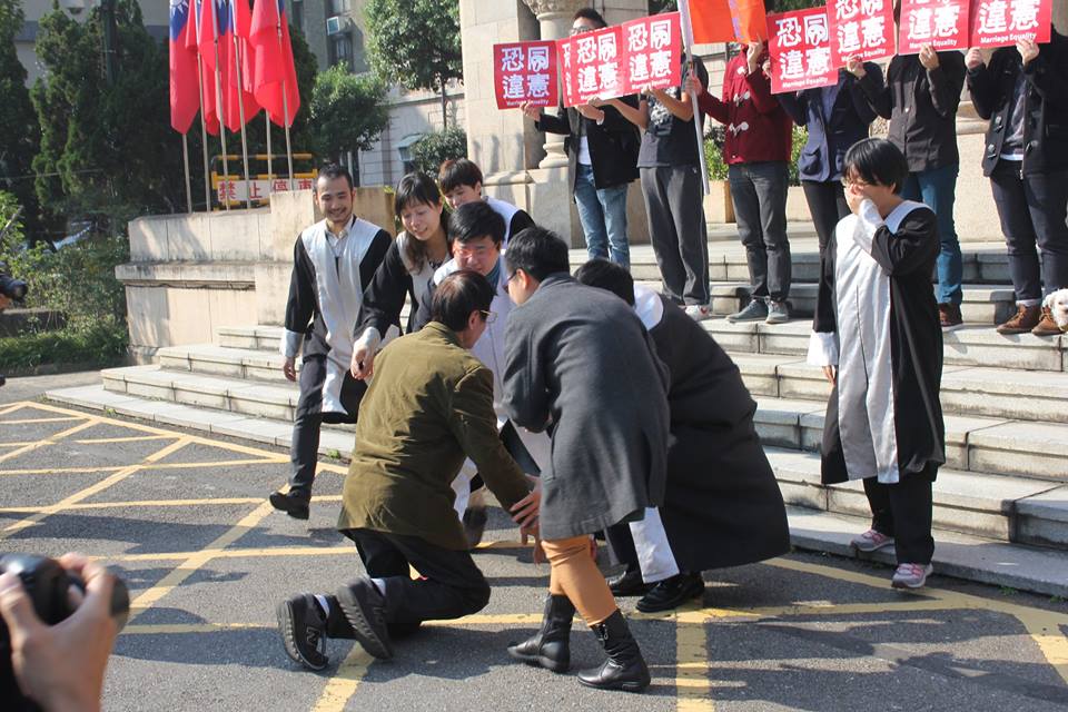 祁家威當場向義務律師團下跪，感謝他們的協助幫忙，律師們趕忙將他扶起。圖2之1：林雨佑/攝
