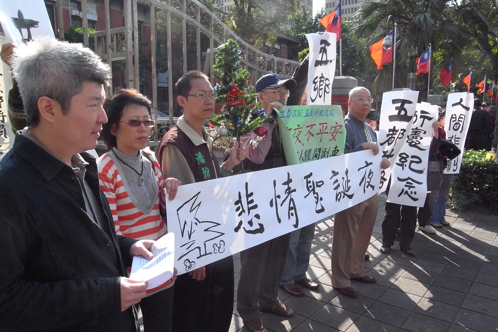 雖然明天五個原住民鄉消滅已成定局，但多次陳情的原民團體不死心，今天在公民監督國會聯盟的陪同下再次來到立法院，呼籲政府及原住民立委應儘速修法，還給原住民應有的自治權力。與會團體高呼口號，爭取最後聲援的機會。圖片來源：楊宗興/攝