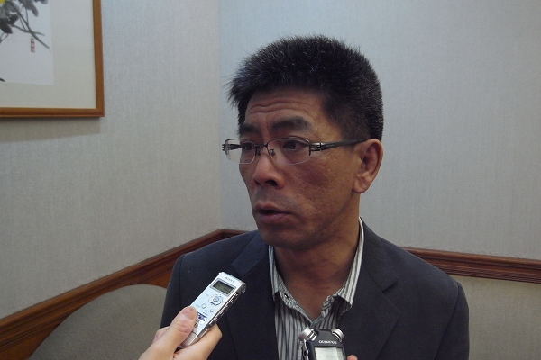 楊曜指出，離島的觀光產業已經夠蕭條，如果業者再把票價提高，就會單程再加5、6百，從台灣到離島觀光的來回機票將突破5千元以上，將重創金馬澎的觀光旅遊產業。圖片:楊宗興/攝