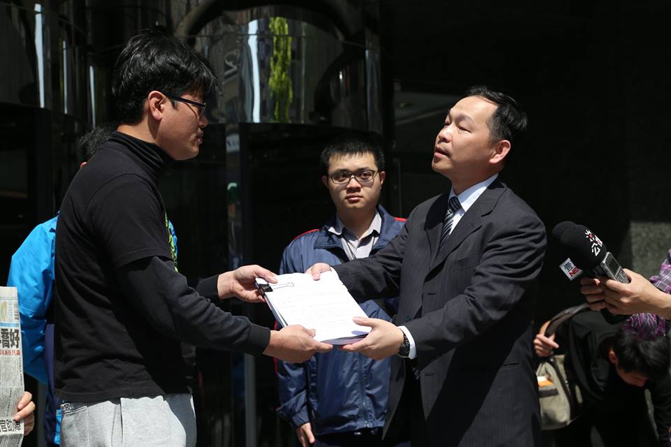 廉政署代表從游藝和手上接下具狀。圖：林雨佑/攝