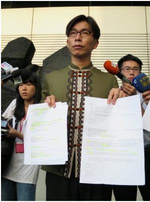 「屏東的公家機關」遭指洩露公文，屏東縣副縣長鍾佳濱則反駁這項指控，並認為是遭到設計。圖：翻攝段宜康臉書