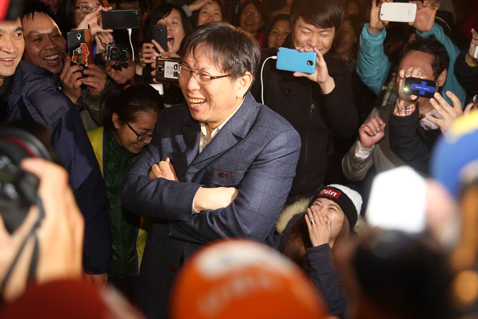 柯文哲13日晚上參加罷前之夜，在台下對姚立明的問題，不斷狂笑並一直用力點頭，現場氣氛非常嗨。圖：林雨佑/攝