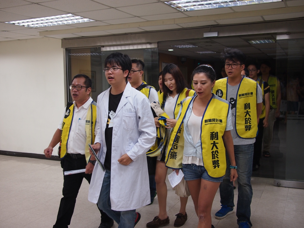 割闌尾團隊27日赴北市選委會委員會議，就委員會認定他們涉嫌違反罷免不得宣傳一案，陳述意見。圖：何星瑩/攝