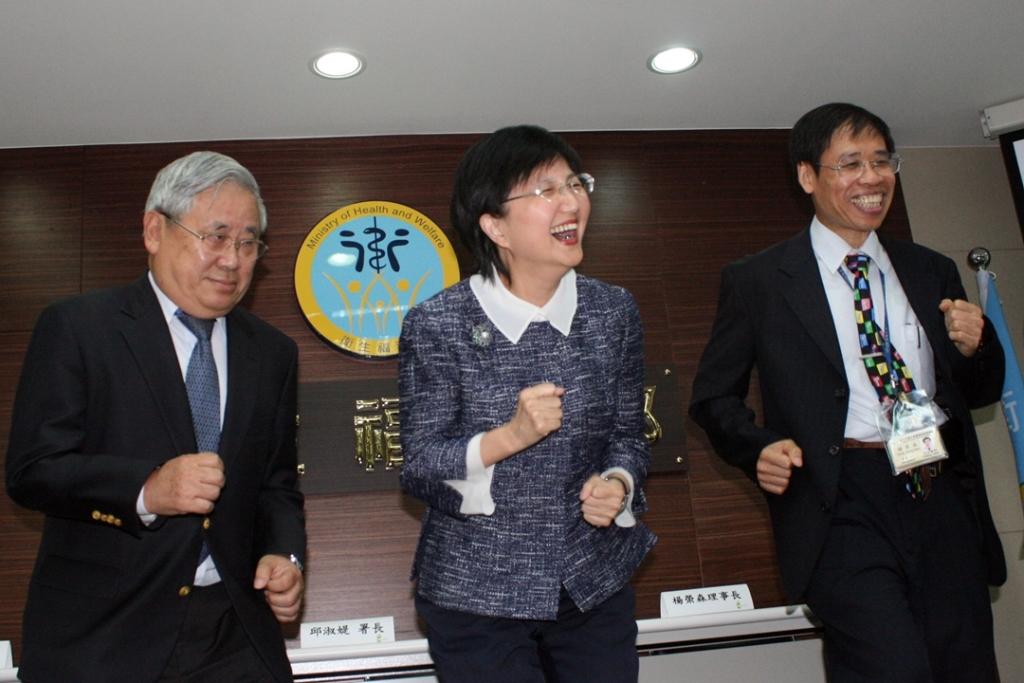國民健康署署長邱淑媞帶領大家一起做健康操。圖：林良齊/攝 圖：林良齊/攝