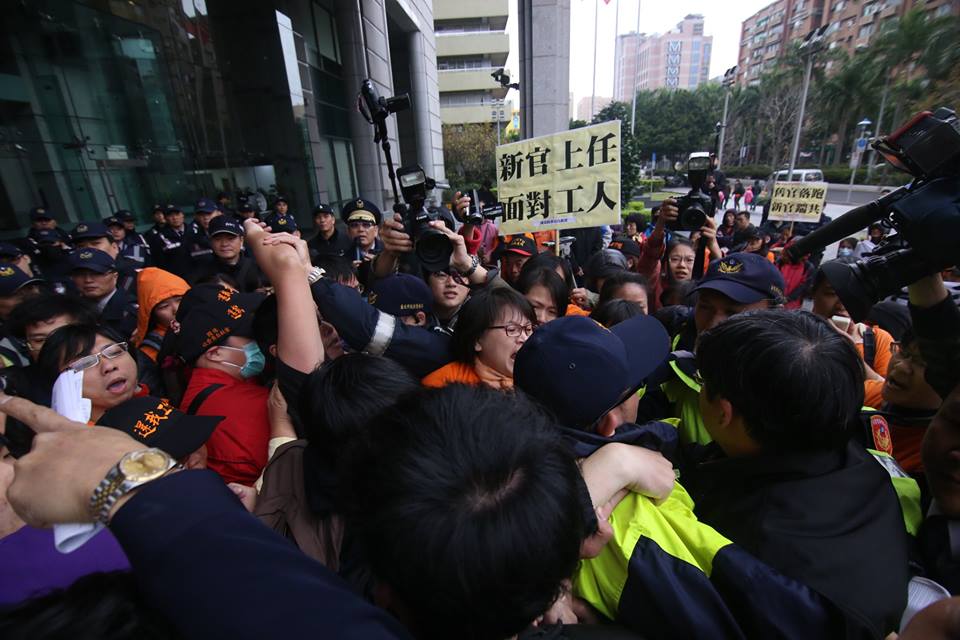 不滿交通部人事室科長吳俊霖沒有具體回應，在吳要離去時，收費員將吳團團包圍，並和警方發生推擠。圖：林雨佑/攝