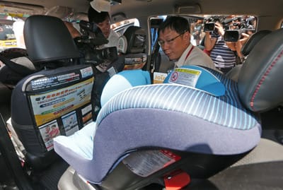 台北市長柯文哲（前右）27日在台北市政府出席「汽座安全行，全家輕旅行」記者會，宣導民眾開車必須安裝兒童座椅。圖：中央社
