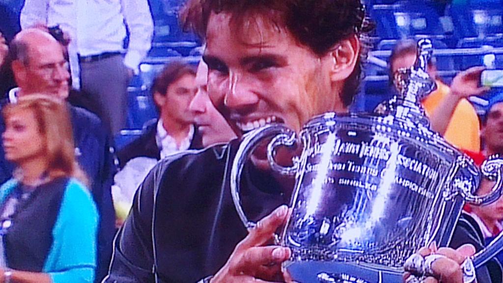 西班牙蠻牛納達爾(Rafael Nadal)以6:2、3:6、6:4和6:1的成績，擊敗球王喬科維奇(Novak Djokovic)，贏得2013年美網冠軍。圖：翻攝自電視