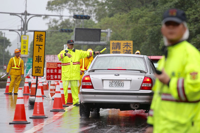 國慶連假開跑，9日是第一天，風雨不減民眾出遊熱情，一早國道就湧現車潮，往國5南下的路段壅塞。圖：中央社 圖：中央社資料照