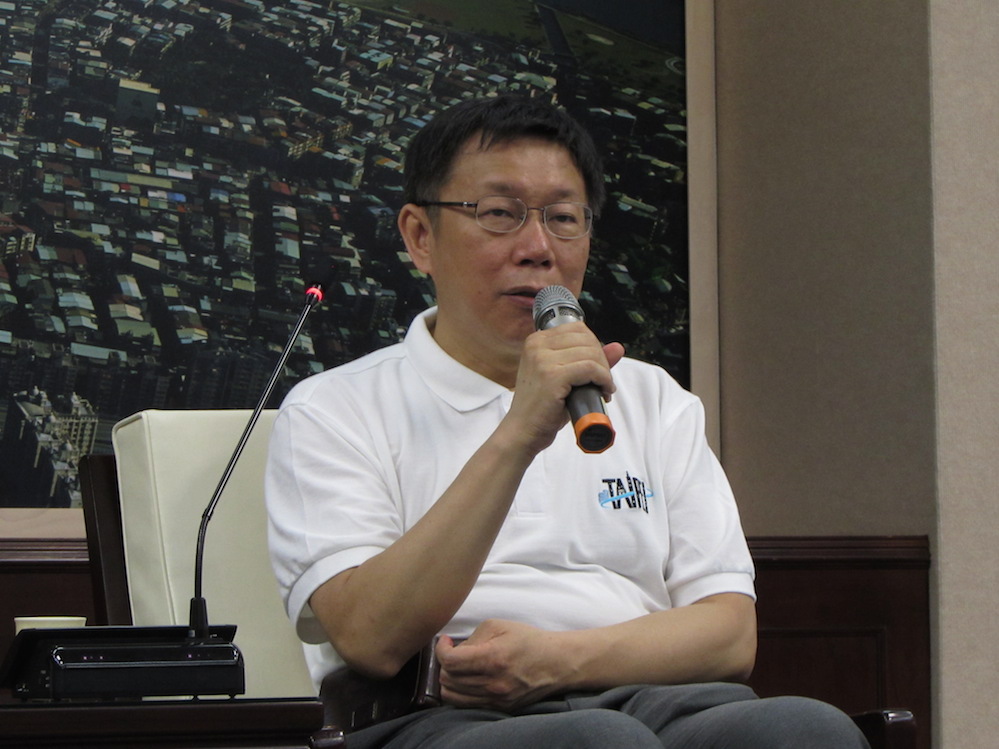 針對北市衛生局宣布配隱形眼鏡需醫師處方箋，市長柯文哲說，既然民眾有意見，他會再和衛生局討論。圖：新頭殼資料照片