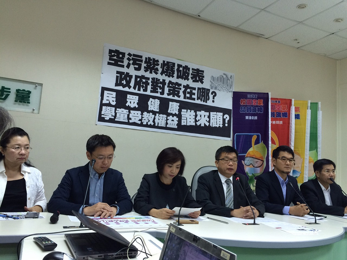 民進黨團16日上午召開記者會，總召蔡其昌批評，目前空氣品質已經讓國人生活在不安的環境，對國人健康造成影響。圖：楊淳卉/攝