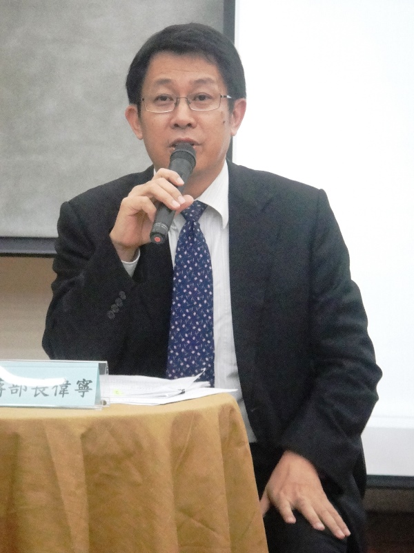 教育部長蔣偉寧今天和高等教育司的人員一同召開記者會，說明教育部為鬆綁高等教育制度，推出的46項措施。圖2之1：王立柔/攝