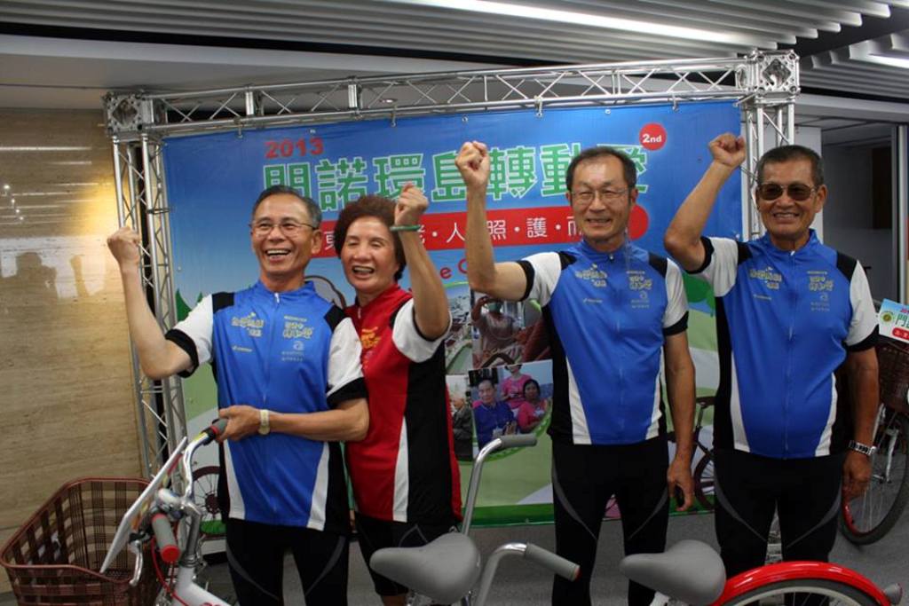 參加單車環島的老人家們一起呼口號，宣示完騎的決心。圖：林良齊/攝