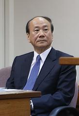 經濟部長張家祝今（18）天在立院經濟委員會接受民進黨立委黃偉哲質詢時，表示他不進廚房，不知道家中用的是什麼油，引來黃偉哲嗆「你不進廚房，還有人要進廚房」。圖：中央社