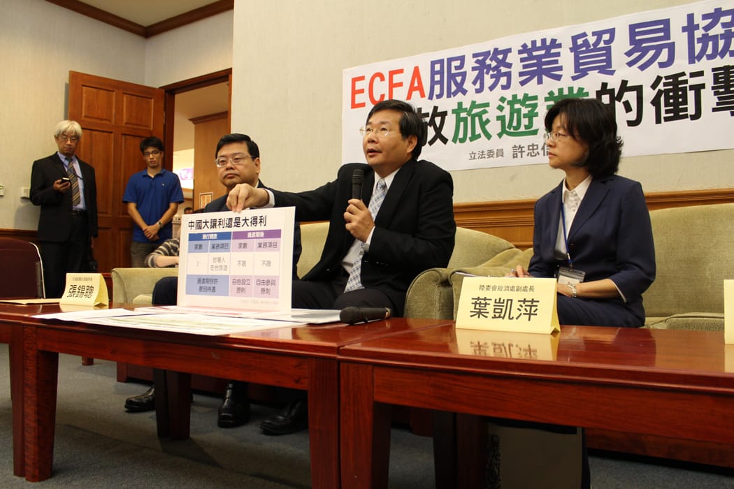 台灣團結聯盟立委許忠信今（6）日上午召開記者會，擔憂ECFA服務貿易協定簽訂後，開放中資旅行業者來台將衝擊台灣市場。周思宇/攝