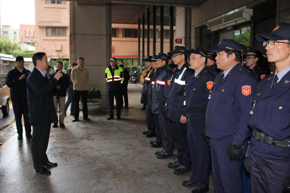 見到媒體拍攝，保安第六大隊總隊長吳思陸突然拉高音量改口稱「各位同仁，今天辛苦了！」圖：林雨佑/攝