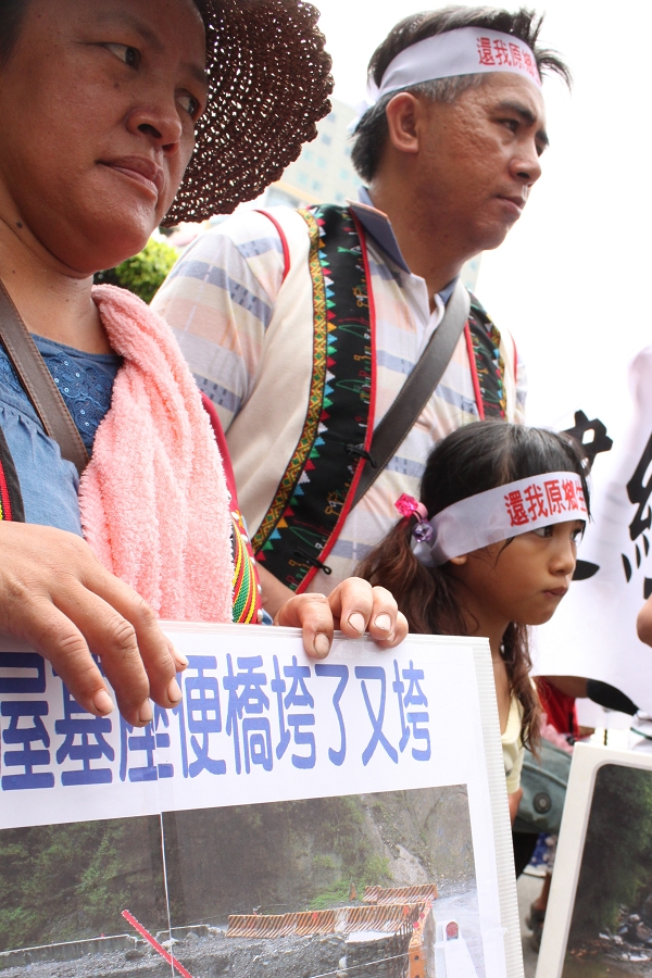 台灣原住民部落行動聯盟今（8）日聚集族人北上，前往行政院門口抗議，要求負責重建的官員「說清楚、講明白」，給原住民族人一個交代。圖片：楊宗興/攝
