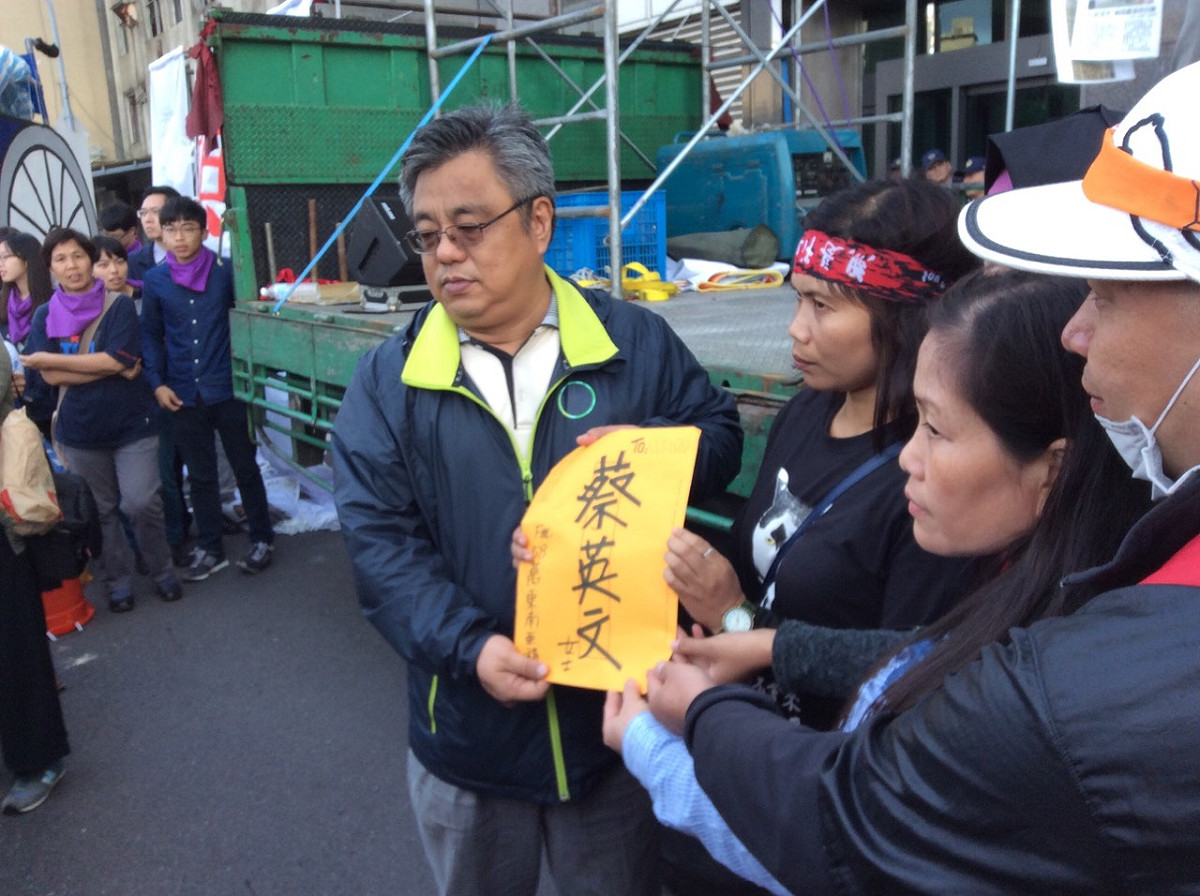 民進黨由社運部主任郭文彬代表接受陳情書。圖：楊淳卉/攝