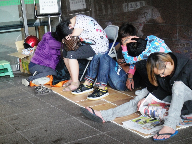 排在929社運連線前方的一群人，大部分時間都在滑手機、發呆、睡覺，彼此之間偶有交談，今天上午則表示不接受採訪。圖3之3:王立柔/攝