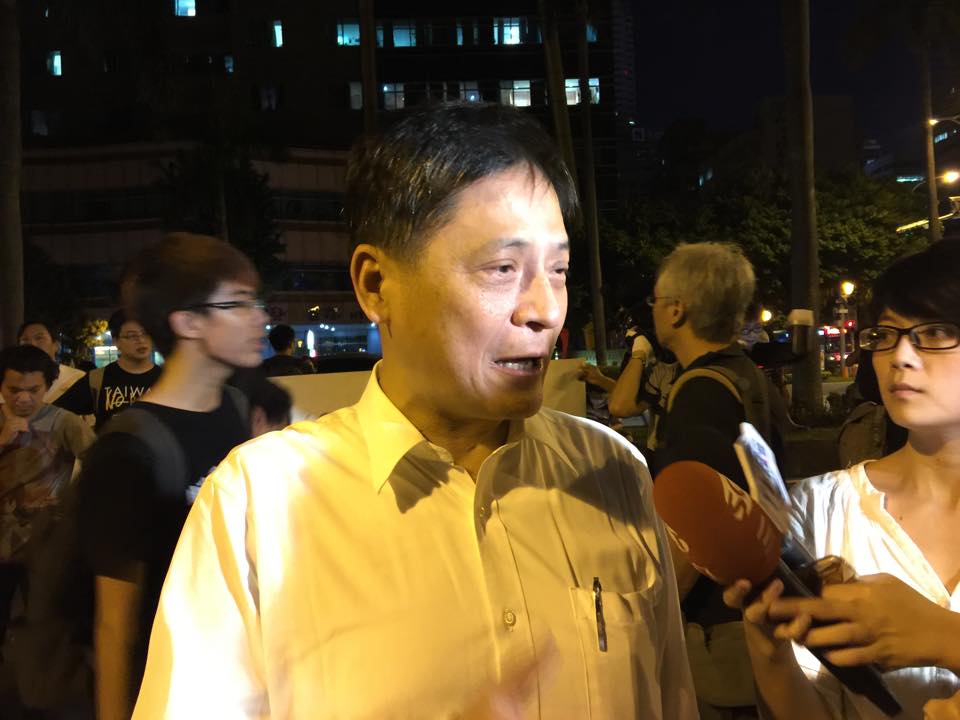 台聯黨團總召賴振昌也赴現場，並同意召開臨時會退回課綱。圖：劉奕霆/攝
