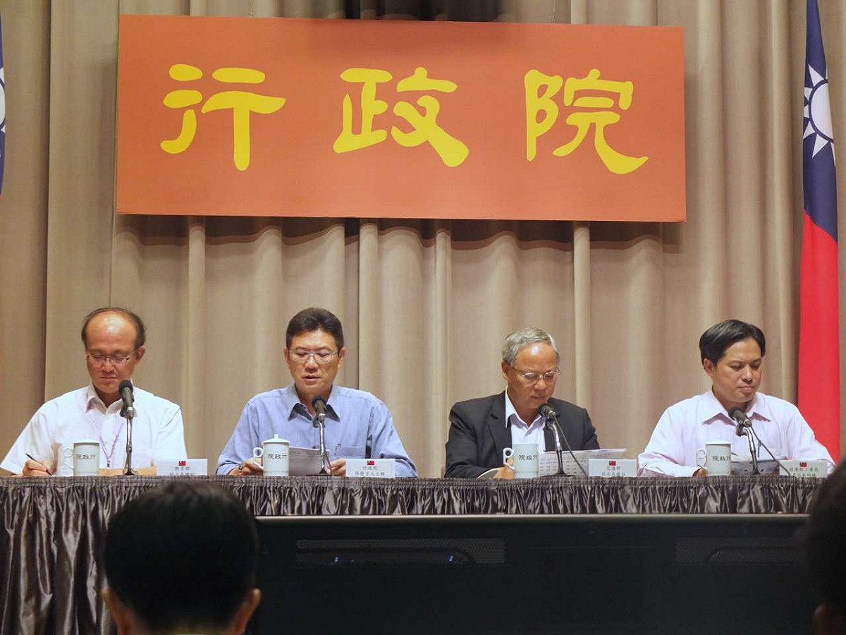 行政院6日表示，已請教育部即刻啟動課審會，進行課綱檢討。圖：翁嫆琄/攝