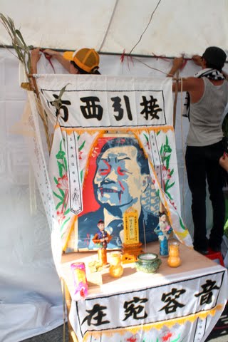 農陣今（18）日舉辦「818拆政府」行動，特別在會場設置苗栗縣長劉政鴻的靈堂，旁邊備有福壽螺、牛糞，供民衆擲向劉政鴻的頭像作為發洩。圖：林良齊/攝