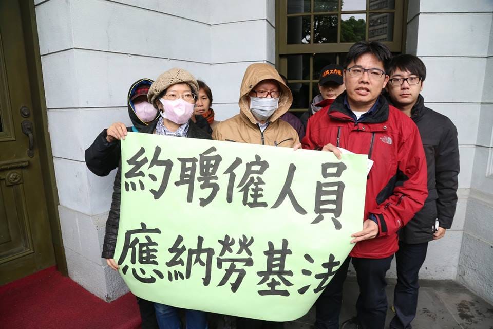 被解聘的當事人和律師邱顯智（右前一）今（10）天再到監察院陳情，呼籲新竹市政府撤回於法無據的「汰弱留強」行政處分。圖：林雨佑/攝