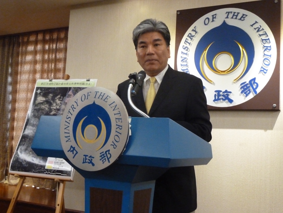 內政部長李鴻源今(5)日表示，將會同南投縣政府就既有建築的災害風險套疊結果進行現勘，2星期後，公布違法民宿業者名單。圖：謝莉慧/攝