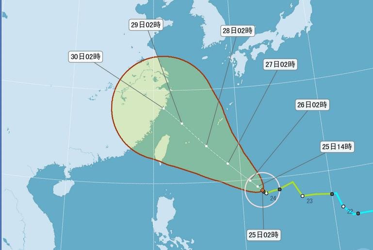 杜鵑路徑往西偏移，可能對台灣影響大增。圖：翻攝中央氣象局