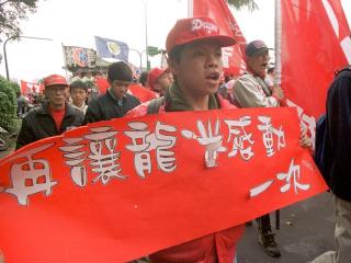 1999年底，味全龍隊拿下隊史首次的3連霸後，因為國內職棒環境不佳，宣布解散球隊，曾經引起球迷走上街頭抗議。圖片來源:中央社