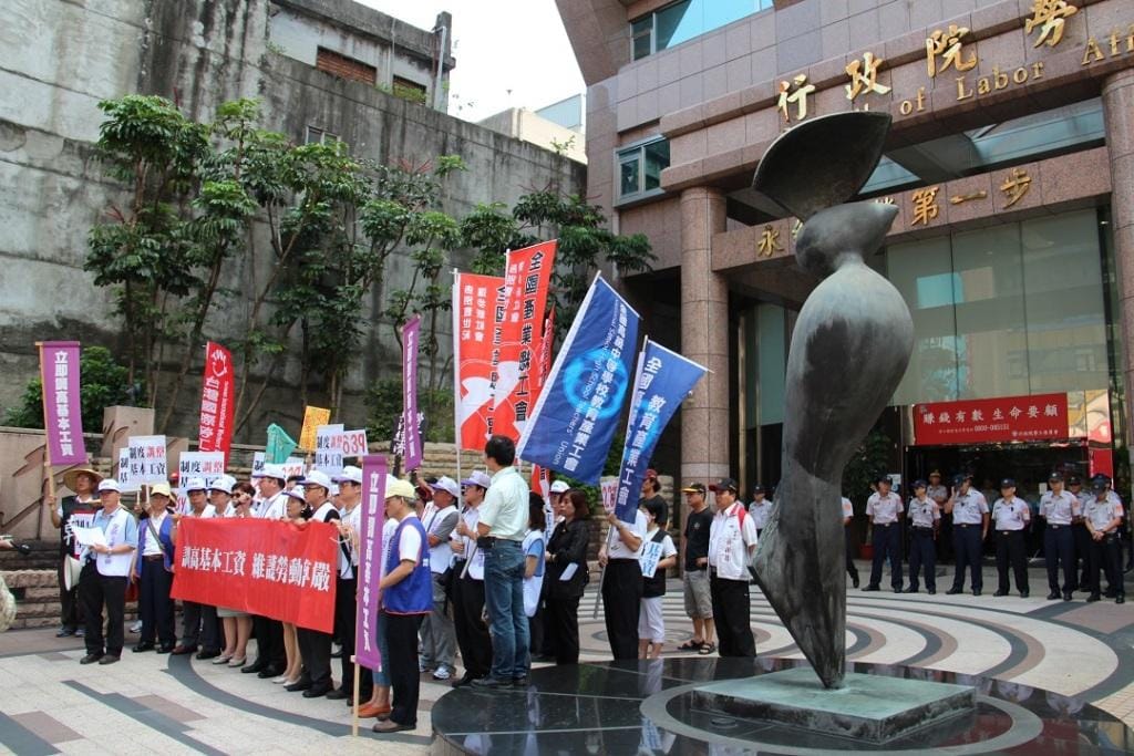 圖說：全國產業總工會率領20多位勞工於勞委會大門前，要求落實人權公約，將基本工資時薪133元。 圖：黃朝郁/攝
