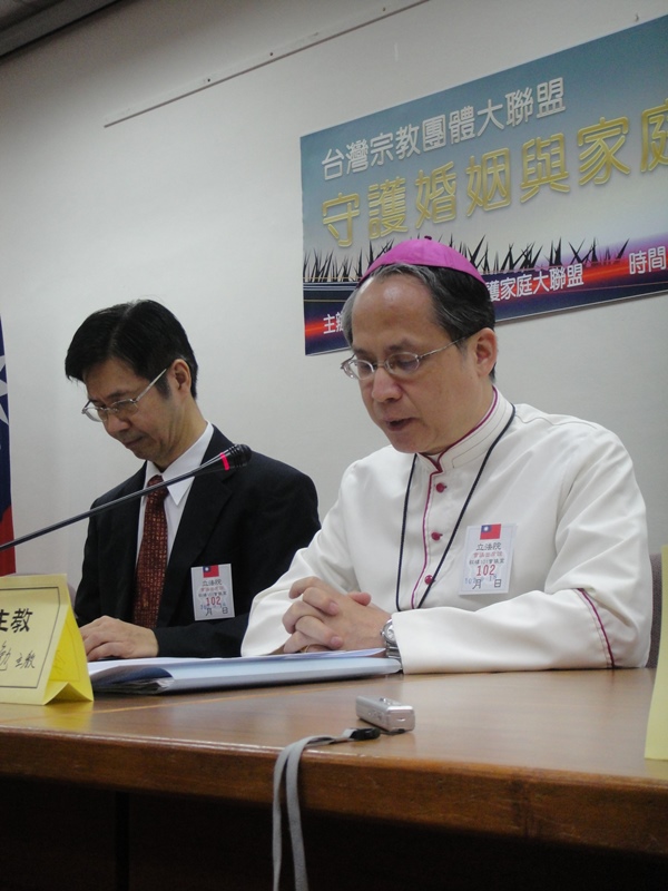 天主教台灣地區主教李克勉帶領與會人士禱告，為國家和家庭祈福。圖4之2：王立柔/攝