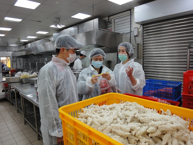 各縣市衛生局開始進行校園午餐是否含瘦肉精進行抽驗。圖片來源：新竹市衛生局提供。