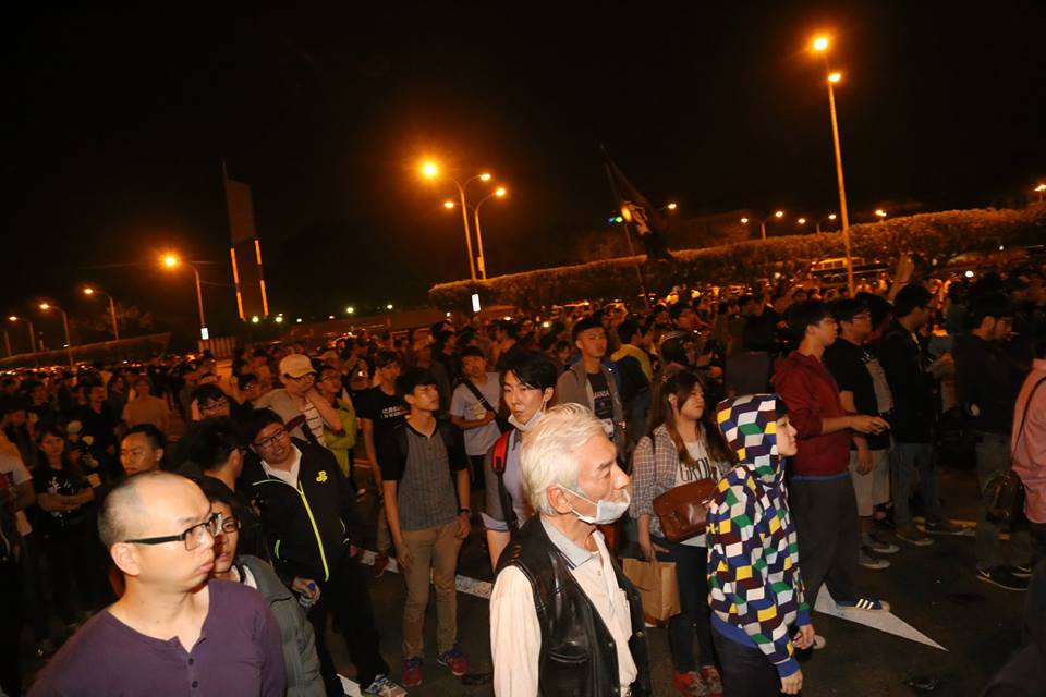 數百民眾跟著警方部隊前進步伐，慢慢後退。圖：林雨佑/攝