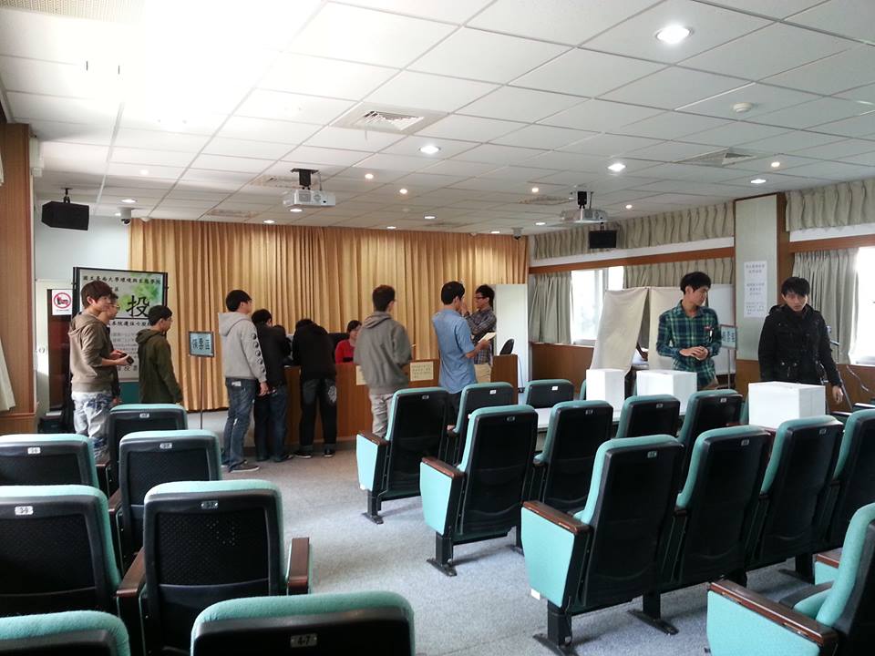 台南大學今天舉行院區遷移公投，環生學院師生利用下課空檔，到公投教室依序排隊投票，圖:陳江鈴/攝