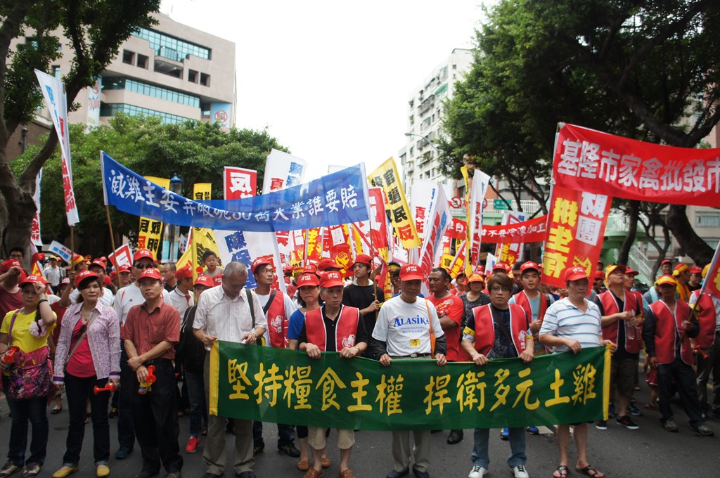 包括南投、彰化、嘉義等地全台12個地方雞農組織及中華民國養雞協會今（13）日下午共同發起「613全國土雞產業大遊行」。圖：汪彥成/攝