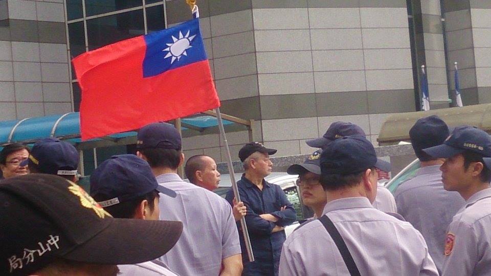 愛國同心會成員突到場，警察以人牆隔開雙方人馬，避免衝突發生。圖：王子軒/攝