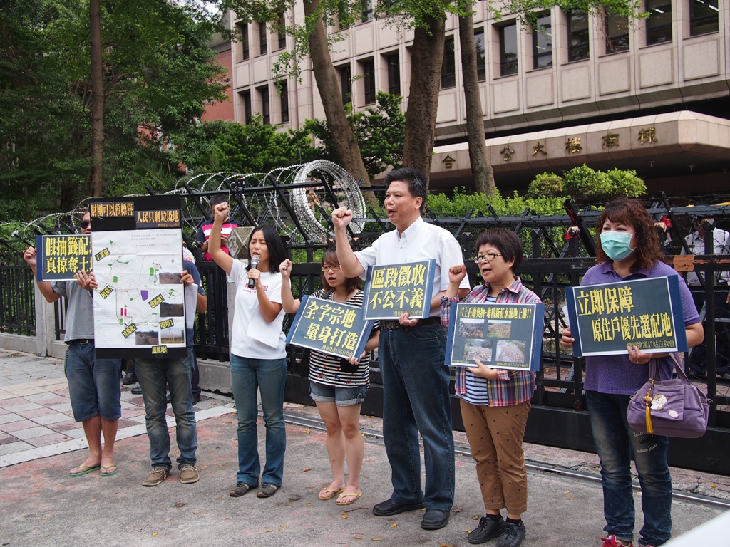 A7站自救會、反迫遷民團及人士24日要求立即停止不公平且明顯圖利財團的配地制度，應該讓原住戶「優先選配土地」。圖:何星瑩/攝