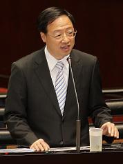 針對衛福部宣示的「假油絕跡日」今（8）天到期，行政院長江宜樺上午在立法院答詢時說，他認為制度的改革是一腳印、一腳印去做的，沒有哪一天可以百分之百做完。圖：中央社