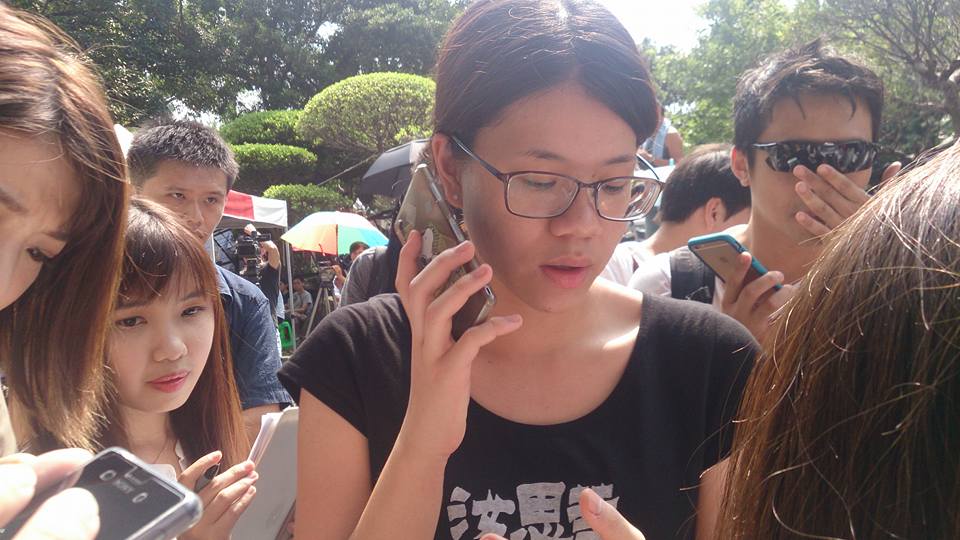 北區反課綱聯盟決策小組成員莊于庭（圖中）表示，黑箱課綱如毒藥，難道吃了不用催吐嗎？圖：王子軒/攝