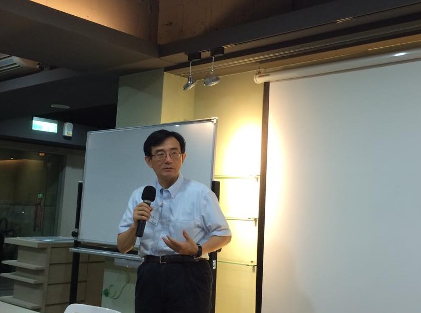 政大台灣史研究所所長薛化元表示，應立即廢止微調後的課綱，「不要把以前洗腦我們這一代的課程，再洗到下一代」。圖：周佑政/攝