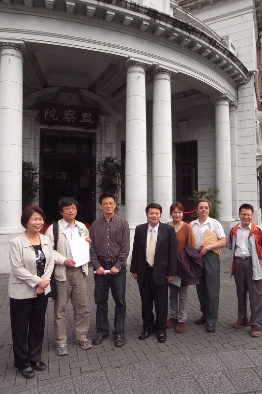 記者會結束後，一行人隨即前往監察院提出陳訴狀，希望監院能調查教育部擅改課程綱要的行政瑕疵。圖片：楊宗興/攝