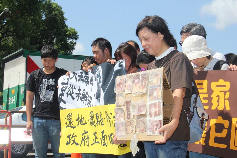 張藥房老闆張森文今（18）日逝世滿一周年，張的妻子彭秀春等人上午在總統府前記者會上悼念張1分鐘。圖3之1：林雨佑/攝