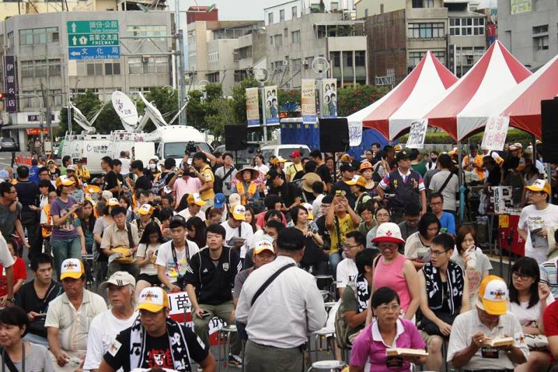 「今天拆政府 守護苗栗音樂晚會」於今（16）日晚上6點不顧路權被駁回，照樣在苗栗縣政府前舉辦。圖片來源：捍衛苗栗青年聯盟臉書