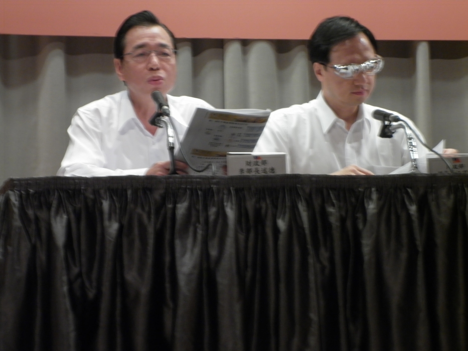 內政部長江宜樺(圖左)25日在行政院會後的記者會中表示，「大埔模式」是這次土徵條例的修法重點。圖中的江宜樺因日前視網膜剝離而緊急開刀，戴上護目鏡出席記者會。圖片：謝莉慧/攝