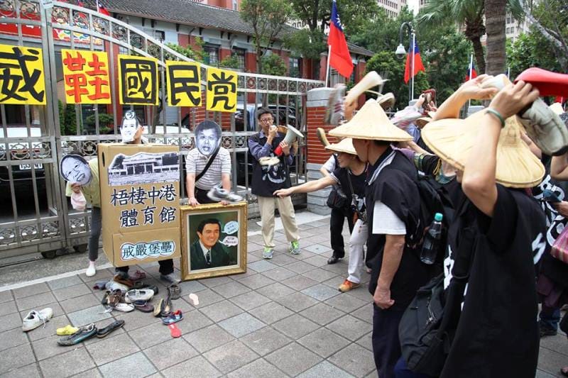 全國關廠工人連線約20人上午來到立院門口，舉起破鞋往勞委會主委潘世偉的面具丟去，呼籲儘速解決關廠工人的問題。圖：林雨佑/攝
