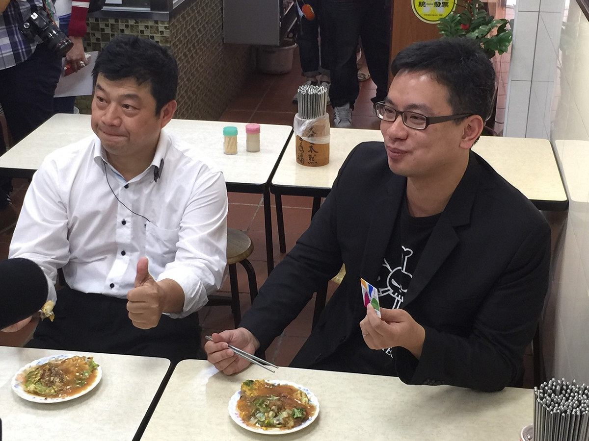 悠遊卡公司19日宣布，即日起民眾可持悠遊卡至夜市刷卡消費，悠遊卡董座戴季全中午親自前往寧夏夜市實際體驗此功能，還帶著現場媒體大啖小吃「蚵仔煎」。圖：劉奕霆/攝