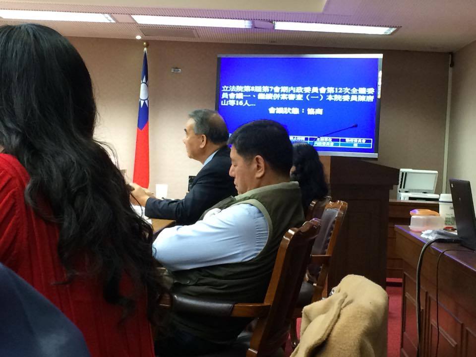 不知道是否因為審查無進度太無聊，被「協尋」的國民黨立委張慶忠竟然坐在椅子上睡著了。圖：符芳碩/攝