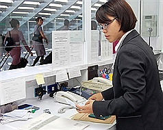 領務局表示，機場人力及設備非常有限，正常來說，受理製作一本護照時間要2個小時，若當天人數眾多，等待時間就要延長，但民眾急著要拿護照趕飛機，情急之下，很可能會對辦事處效率產生誤解。圖：中央社資料照片