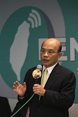 民進黨主席蘇貞昌14日在黨中央舉辦的座談會中表示，漁民遭菲律賓公務船射殺，政府應儘速改進海上救援機制，並強化國防與海域巡防的預算。圖片來源：中央社