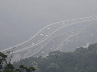 今年4月20日通車的國道1號五楊高架，通車至今才剛滿4個月，今（22）日卻傳出北上45.2公里至45.1公里處出現3道裂縫的消息。圖：中央社資料照片